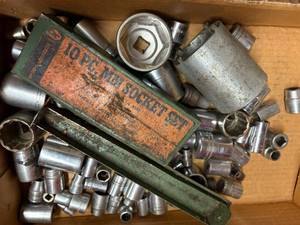 lot 1147 image: Sockets-- Shop