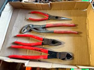 lot 1172 image: Flat of Pliers-- CS