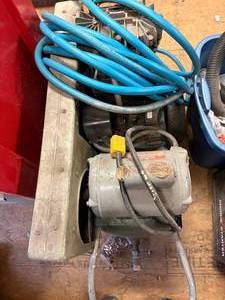 lot 1186 image: Air Compressor-- CS