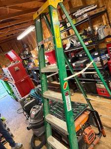 lot 1193 image: 7 Fiberglass Ladder-- CS