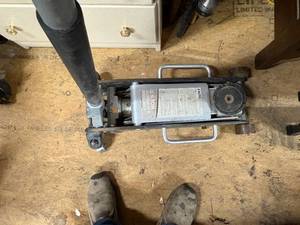 lot 1222 image: 2.5 T Floor Jack-- ShopEW
