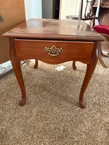 lot 1257 image: End Table w Drawer-- FR
