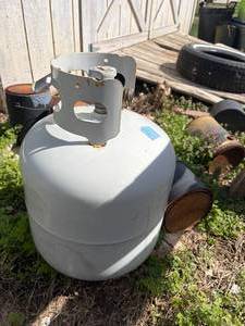 lot 1298 image: Propane Bottle 20 lbs  -- Outside S