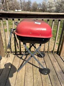 lot 1302 image: Charcoal BBQ Grill- D