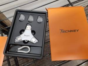 lot 17345 image: MFI Licensed Flash Drive  - Retail $0