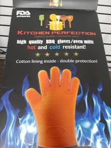 lot 17427 image: Kitchen Perfection BBQ Gloves and Oven Mitts - Retail $12