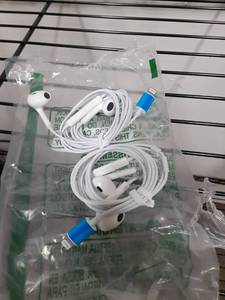 lot 17456 image: Two Pieces iPhone Wired Headphones  - Retail $0