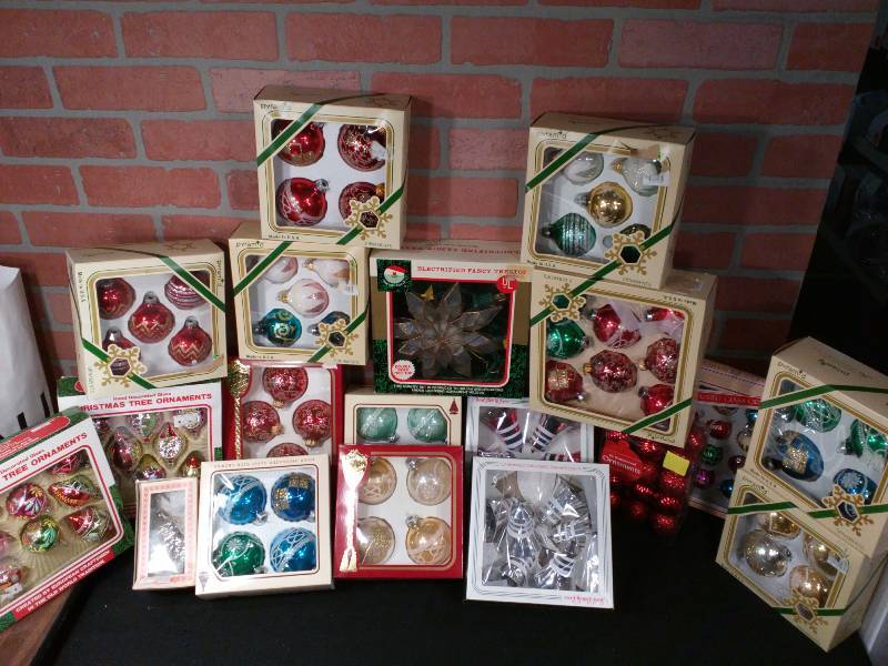 lot 19 image: Vintage Look Ornaments