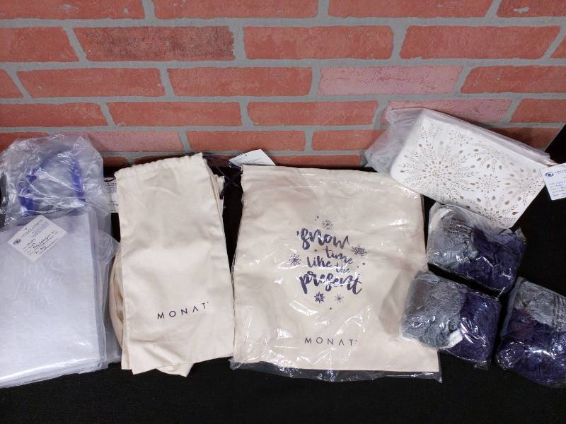lot 61 image: Monat Promo Set