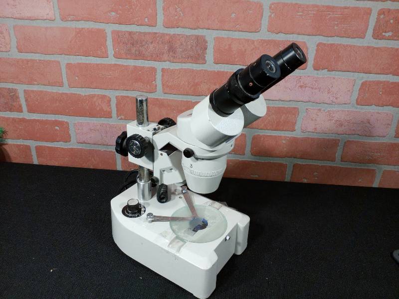 lot 86 image: Ken-A-Vision Dual Lens Microscope