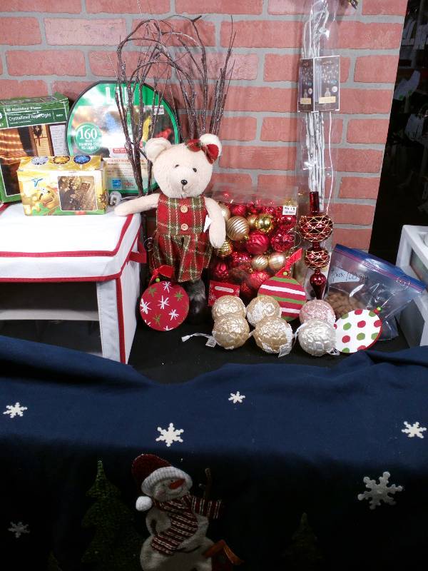 lot 205 image: Christmas Decor Variety Lot