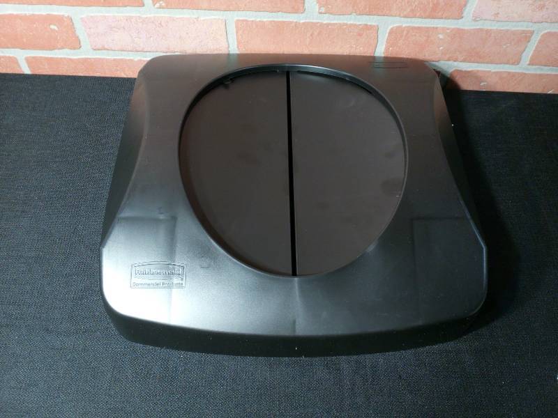 lot 229 image: Rubbermaid Untouchable Square Trash Can Container Tops