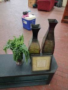 lot 25217 image: Miscellaneous Home Decor Items  -