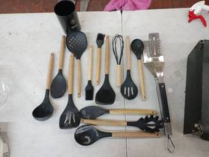 lot 25248 image: Lot of Miscellaneous Kitchen Utensils