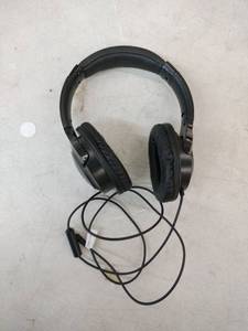 lot 25260 image: Over-Ear Wired Headphones  -