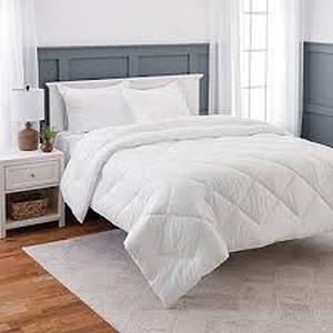 lot 25211 image: Martha Stewart Down-Altetnative Cloud Comforter - King -