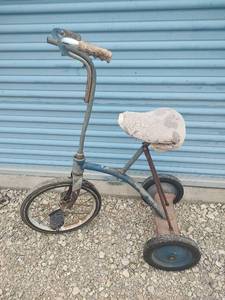 lot 20 image: Childrens Tricycle with Metal Frame, seat height 28 inches