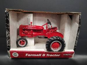 lot 201 image: ERTL McCormick Farmall B Tractor Die-Cast Model 116 Scale