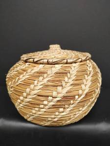lot 246 image: Vintage Handwoven Papago Pine Needle Basket with Fitted Lid, 9in dia x 6in tall