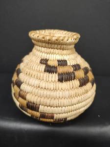 lot 248 image: Vintage Native American Papago Basket, 5.5in diam x 5.5in tall