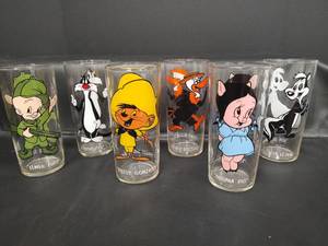 lot 249 image: Vintage Warner Bros Looney Tunes Character Drinking Glass Set