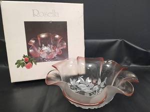 lot 250 image: Rosella Pink Glass Floral Bowl, 11in diameter