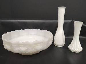 lot 256 image: Vintage Milk Glass Bowl 9.5 dia and Bud Vase Set