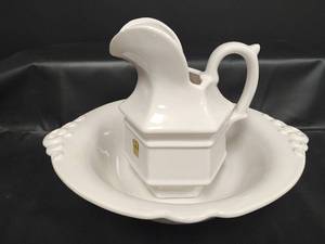 lot 261 image: Vintage Haeger USA Ceramic Glazed Hexagonal Pitcher and Scalloped Bowl Set