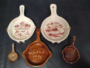 lot 272 image: Vintage Souvenir Landmarks Collection