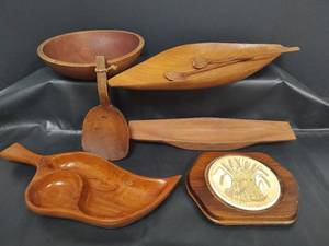 lot 274 image: Vintage Mid-Century Wooden Bowl Collection and Wood Trivet with Wheat Motif