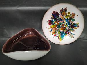 lot 321 image: Kareka Handmade Art Glass Dish with Brown and White Curved Glass Dish