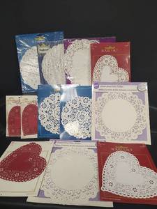 lot 370 image: Royal Lace Paper Doilies Collection