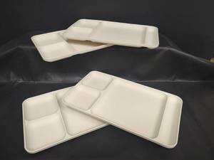 lot 372 image: Tupperware White Divided Cafeteria Trays, Qty 4