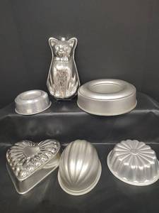lot 389 image: Vintage Aluminum Mold Collection
