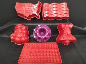 lot 393 image: USA Flag, Map and Holiday Plastic Mold Set and More
