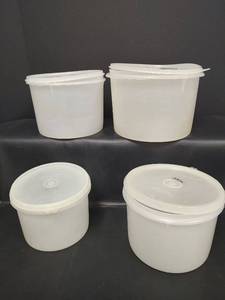 lot 400 image: Vintage Tupperware Round Storage Containers Set