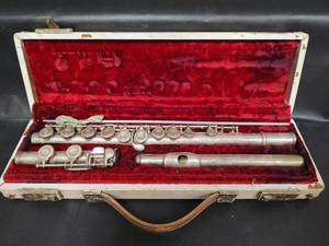 lot 421 image: Artley Early American Silver Finish Metal Flute with Original Case, Made in Indiana