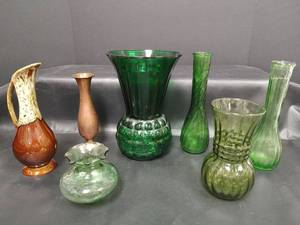 lot 436 image: Mixed Glass Vase Collection