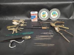 lot 437 image: Vintage Mini Peltrato Floral Pewter Plates, Letter Openers, Fountain Pen and More