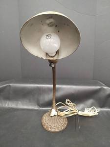 lot 464 image: Vintage Aladdin Gooseneck Desk Lamp with Shell Base