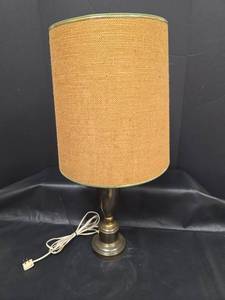 lot 467 image: Mid-Century Brass 3-way Table Lamp with Burlap Shade (Powers on)