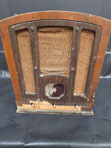 lot 468 image: Antique Radio (Needs Work)