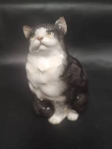 lot 475 image: Royal Doulton Gray and White Cat Figurine, Bone China, Made in England. Signed  th999 D