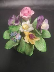 lot 477 image: 1750 Coalport Bone China Floral Ornament, Made in England. Imprinted Number 113-5