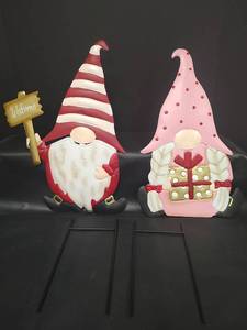 lot 546 image: NIB Christmas Gnome Welcome Sign Decoration Set with Yard Stakes