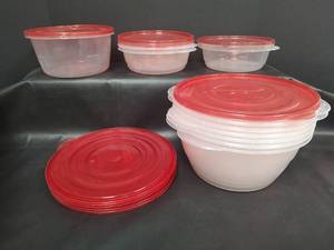 lot 548 image: Rubbermaid Servin Saver Bowl Set with Red Lids