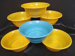lot 550 image: Large Plastic Bowl Set