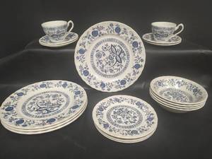 lot 565 image: Vintage Myott Meakin Blue Onion Pattern Porcelain Dinnerware Set, 18 Pieces, Made in England