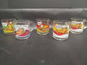 lot 572 image: Vintage McDonalds Garfield Characters Glass Mug Collection