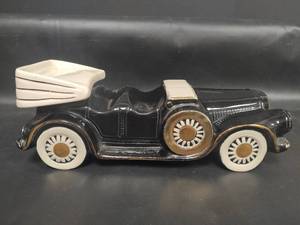 lot 585 image: Vintage 1932 Pierce Arrow Style Car, 1969 Liquor Decanter, Ceramic